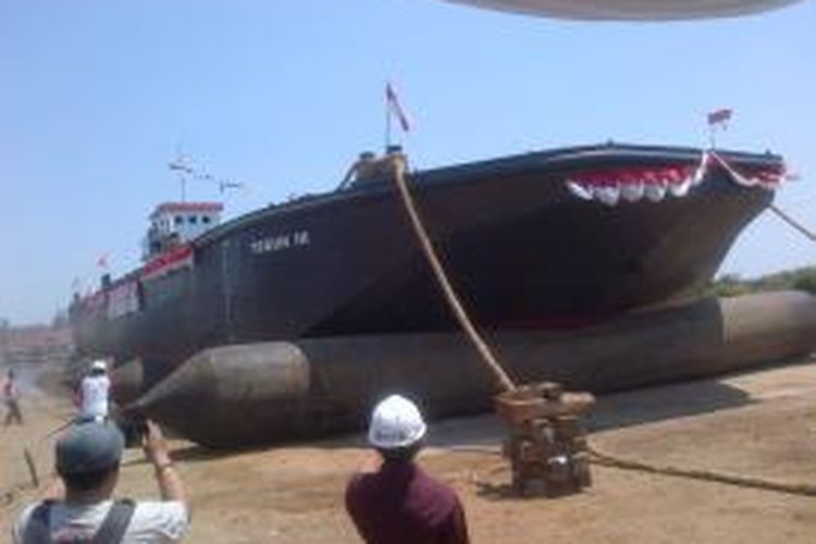 Kapal hooper bager atau kapal keruk Teguh III berkapasitas 500 meter kubik buatan putra Pekalongan, Jumat (4/9/2015). Kapal ini diluncurkan oleh Gubernur Jateng Ganjar Pranowo, yang bisa digunakan untuk mempercepat normalisasi sungai maupun waduk.