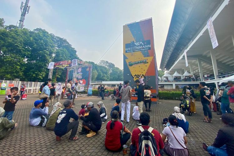 Aktivitas wall climbing di INDOFEST 2023 di Istora Senayan, Jakarta Pusat. 