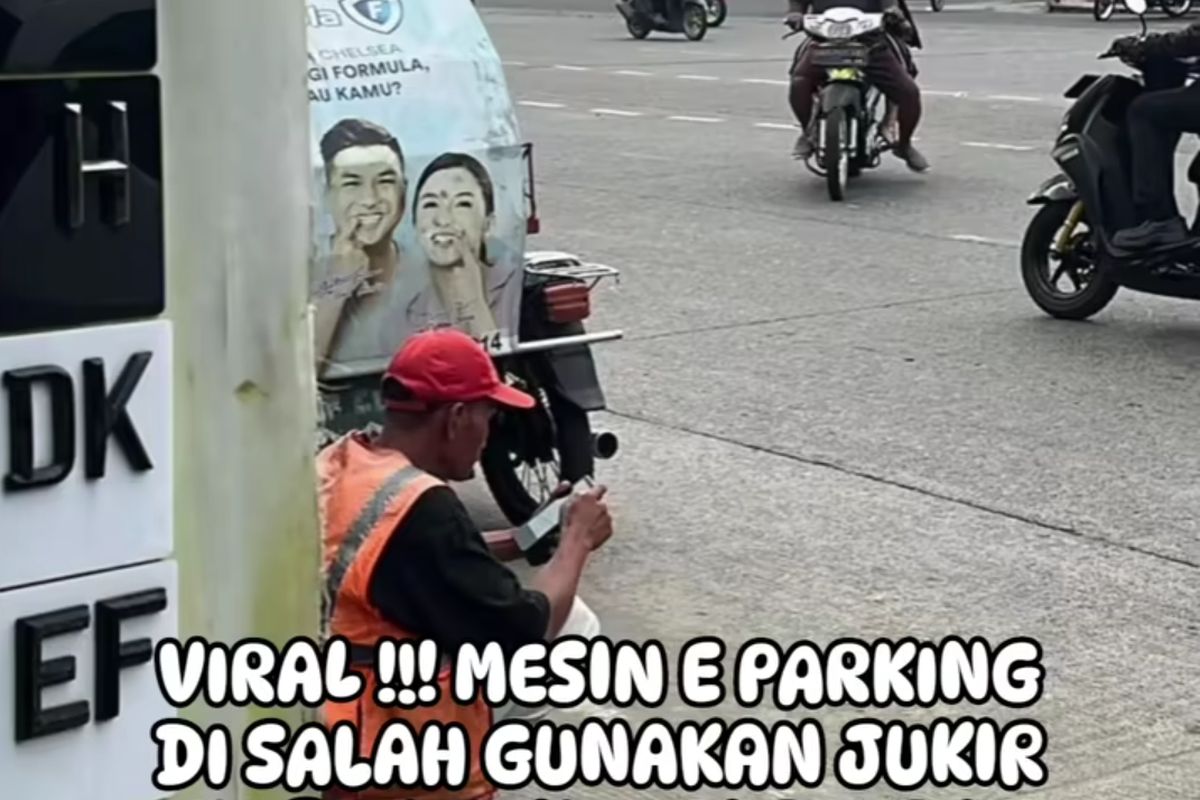 Potongan gambar juru parkir di Jalan SM Raja, Kota Medan diduga main judi online menggunakan mesin E Parking di Jalan Sisingamangaraja Medan.