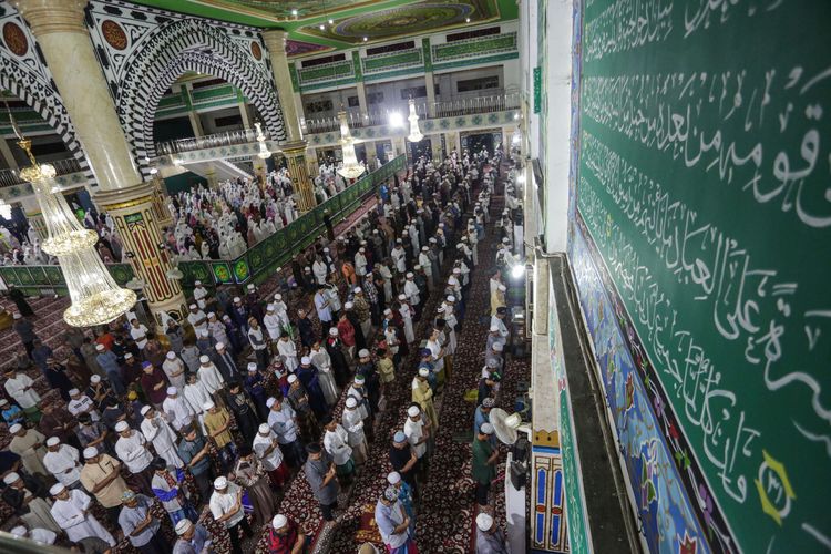 Umat Islam melaksanakan Shalat Tarawih di Masjid Raya Nurul Islam, Palangkaraya, Kalimantan Tengah, Sabtu (2/4/2022). Majelis Ulama Indonesia (MUI) Provinsi Kalimantan Tengah mengizinkan masjid di provinsi tersebut menggelar Shalat Tarawih Ramadhan 1443 H yang dilakukan secara berjamaah tanpa pembatasan jaga jarak saf shalat.