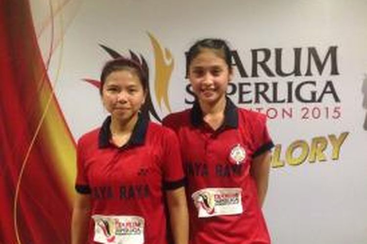 Pemain ganda putri Jaya Raya Jakarta, Greysia Polii (kiri)/Rizki Amelia Pradipta, berpose setelah bertanding melawan Debby Susanto/Ririn Amelia dari tim USM Blibli, pada babak penyisihan grup Djarum Superliga Badminton 2015, Minggu (25/1/2015).