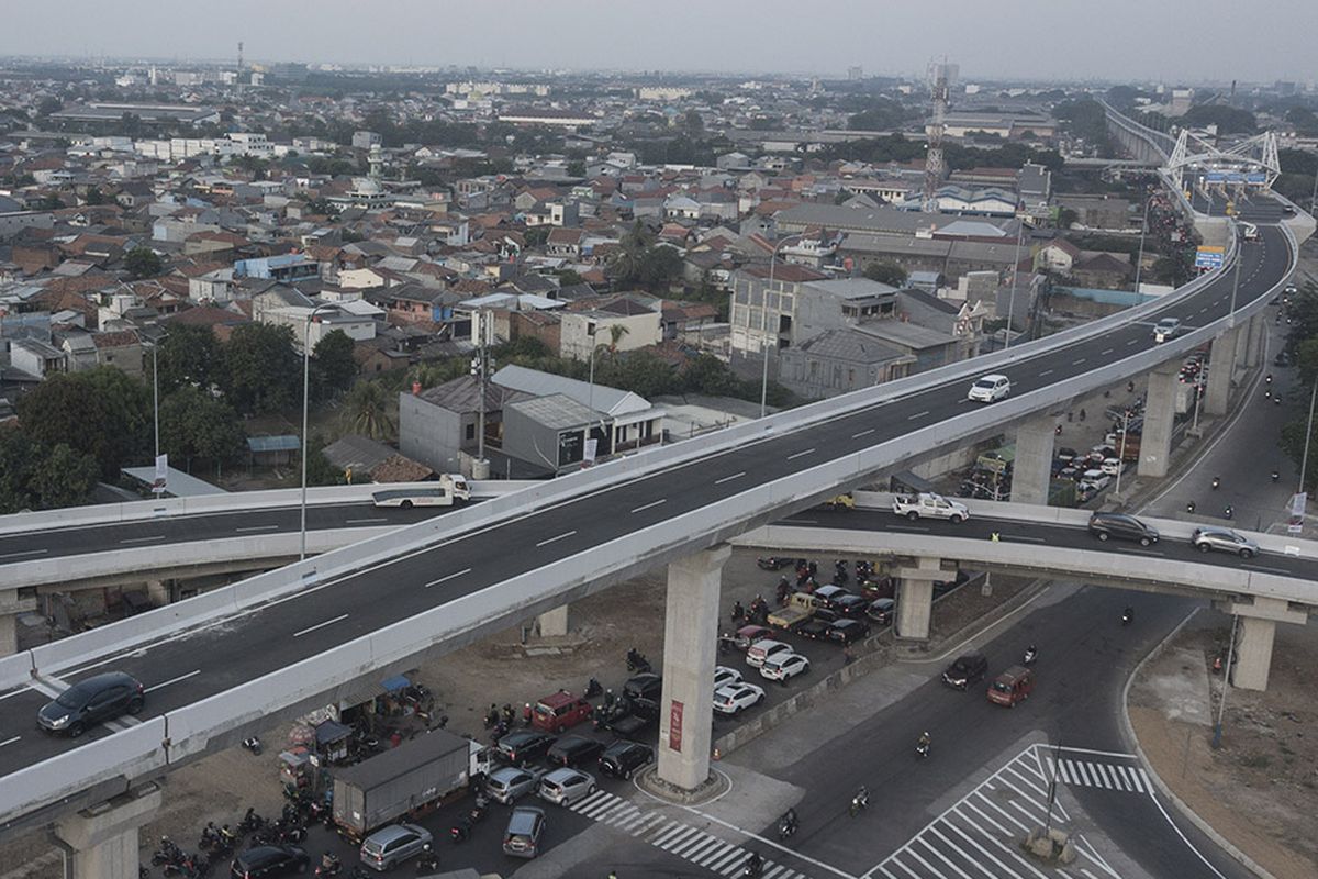 Foto udara memperlihatkan sejumlah kendaraan melintas di Jalan Tol Pulo Gebang-Kelapa Gading yang sedang diuji coba secara gratis, di Cakung, Jakarta, Senin (23/8/2021). Jalan tol sepanjang 9,3 kilometer yang baru diresmikan oleh Presiden Jokowi itu merupakan bagian dari jalan tol lingkar dalam dan lingkar luar Jakarta Outer Ring Road (JORR).