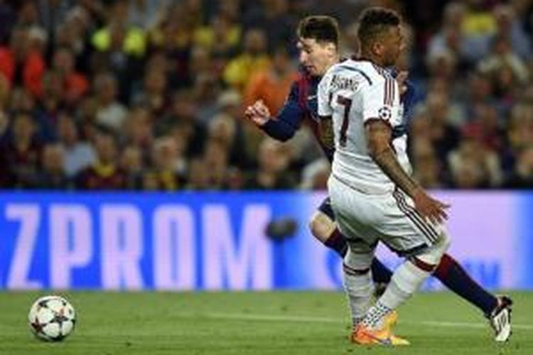 Bek Bayern Muenchen, Jerome Boateng (putih), gagal menghentikan Lionel Messi untuk mencetak gol kedua pada laga semifinal Liga Champions di Stadion Camp Nou, Barcelona, Rabu (6/5/2015).