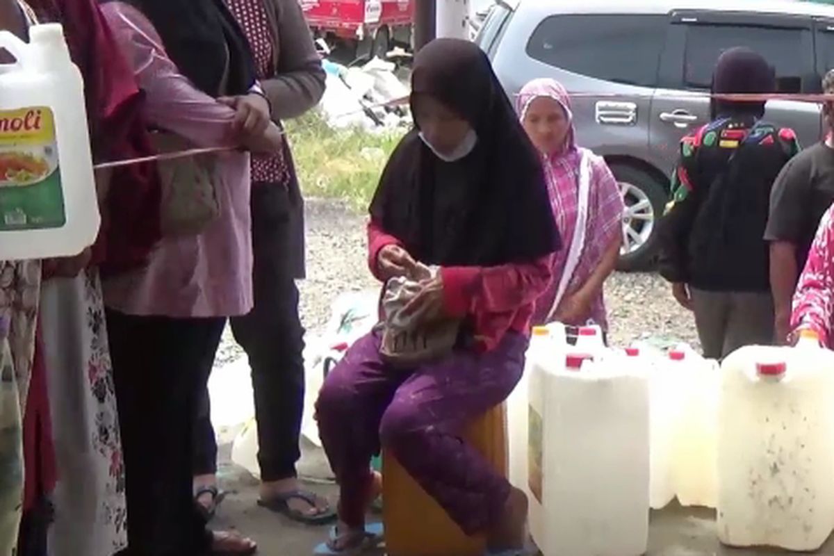 Tempuh perjalanan 20 Km, warga kelelahan antre minyak goreng di tengah terik matahari. 