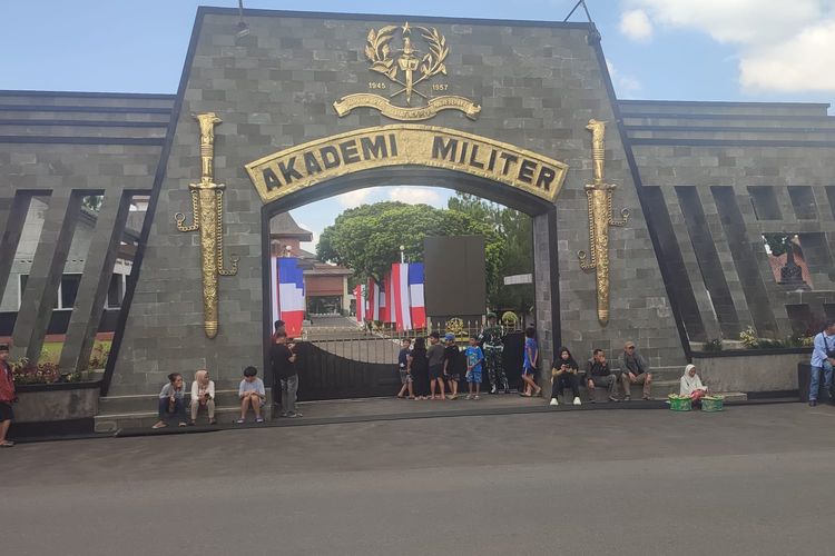 Masyarakat memadati Akademi Militer Magelang di tengah lawatan Presiden Prancis Emmanuel Macron dan Presiden Prabowo Subianto, Kamis (29/5/2025).