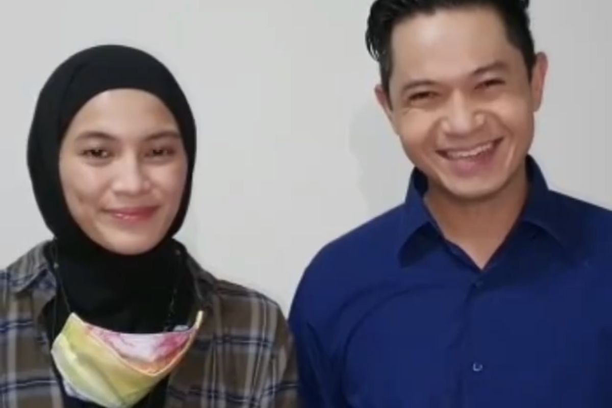 Pasangan artis Dude Herlino dan Alissa Soebandono mengampanyekan protokol kesehatan lewat sebuah video yang diunggah di media sosial Instagram. Dude dan Alissa merupakan warga Kebon Baru, Tebet, Jakarta yang diajak untuk berkolaborasi mengampanyekan prokotol kesehatan.