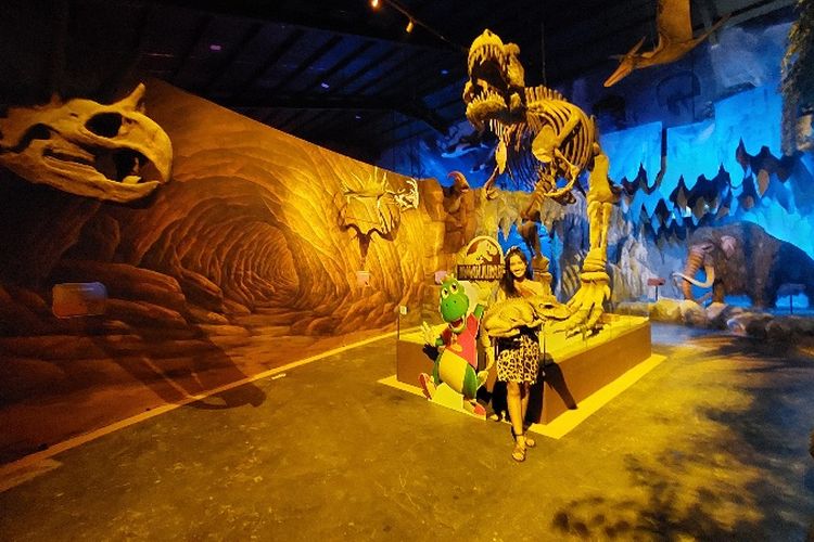 Pemandu di Zona Jurassic Wahana Petualangan Galileo Saloka Themd Park siap menyambut pengunjung di musim libur Lebaran.