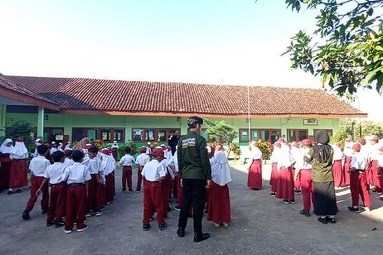 Suasana hari pertama sekolah di SDN 2 Pragaan Sumenep, Senin (17/7/2023). 