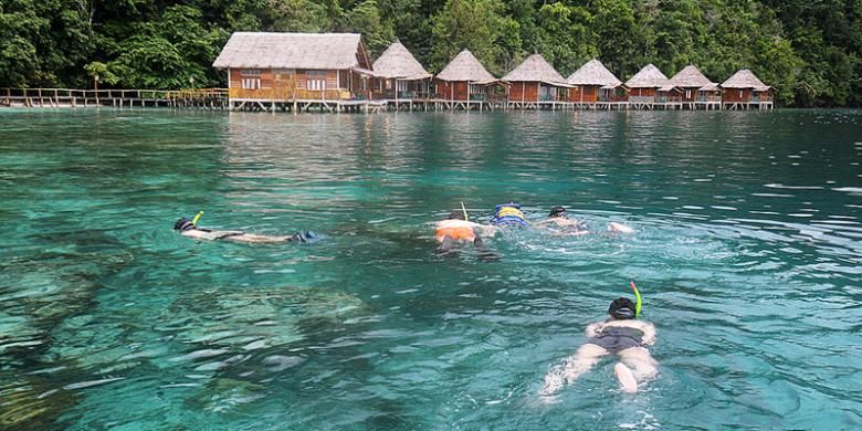 Pengunjung menikmati snorkeling di perairan dangkal tak jauh dari pondok Ora Beach Resort, Desa Saleman, Kecamatan Seram, Maluku Tengah, Maluku.