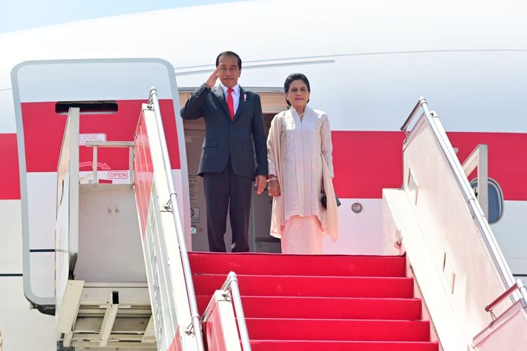 Presiden Joko Widodo memberikan hormat di Bandara Soekarno Hatta, Tangerang, Sabtu (15/4/2023), sebelum berangkat menuju Hannover, Jerman.