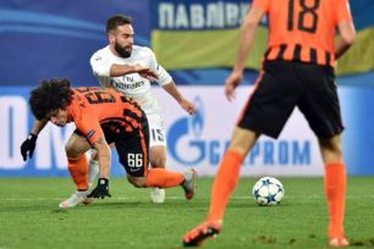 Pemain belakang Real Madrid, Daniel Carvajal (putih), coba merebut bola dari pemain Shakhtar Dontesk pada lanjutan Liga Champions di Stadion L'viv Arena, Rabu (25/11/2015).