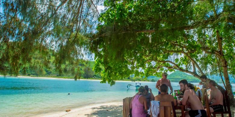 Turis tengah makan siang di Gili Sudak, Lombok, Nusa Tenggara Barat.