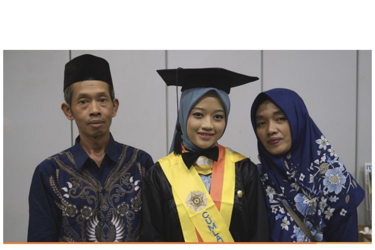 Ulfatun Nikmah dan kedu orangtuanya. Ia adalah lulusan S2 cumlaude UGM. 