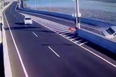 VIDEO: Melaju Kencang, Suzuki Ertiga Terguling di Tol Benoa