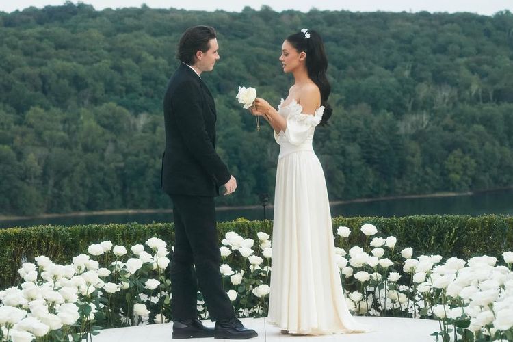 Nicola Peltz Beckham memukau di pembaruan sumpah nikah, mengenakan gaun pengantin vintage milik sang ibu dari 1985.