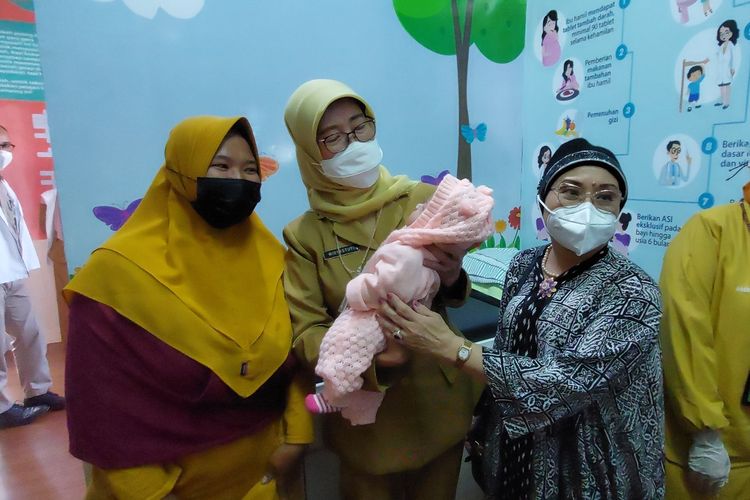 Kepala Dinas Kesehatan Provinsi DKI Jakarta dr. Widyastuti (tengah) menggendong bayi peserta vaksinasi PCV, bersama Ketua IDI Jakarta Barat dr Cecilia Renny (kanan) dan orangtua peserta vaksin di Puskesmas Kembangan, Jakarta Barat (12/9/2022).