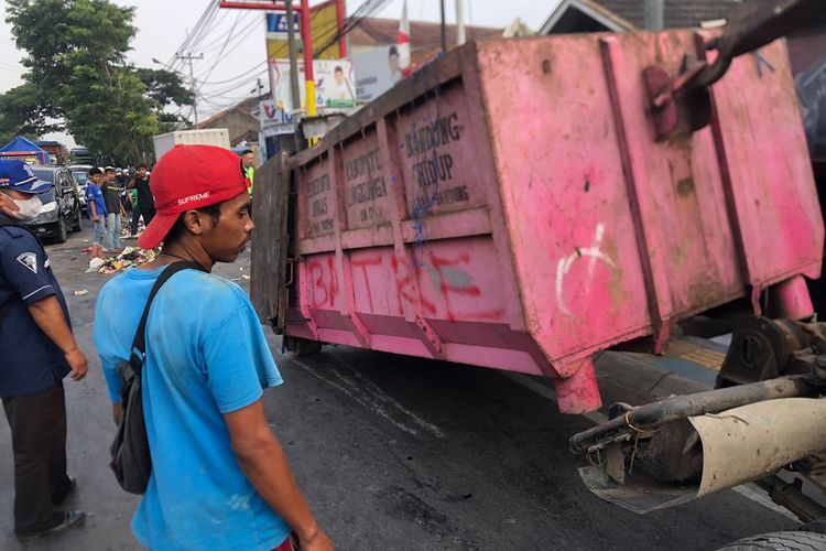 Sebuah truk pengangkut sampah milik Dinas Lingkungan Hidup (DLH) Kabupaten Bandung mengalami kecelakaan tunggal di Jalan Raya Padalarang, Desa Kertamulya, Kecamatan Padalarang, Kabupaten Bandung Barat (KBB), Jawa Barat, Jumat (22/3/2024).