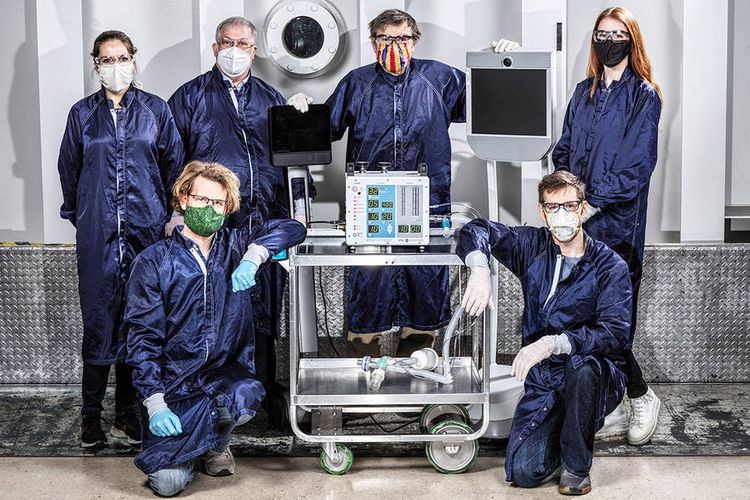 Tim insinyur NASA dari Jet Propulsion Laboratory menunjukkan ventilator VITAL yang akan digunakan untuk membantu pasien yang terinfeksi virus corona, Covid-19.
