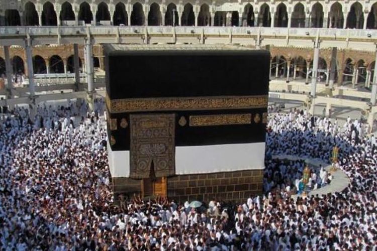 Umat Islam mengelilingi Kakbah, bangunan suci di Masjidil Haram, Kota Mekkah, Arab Saudi, bagian dari kegiatan haji, 