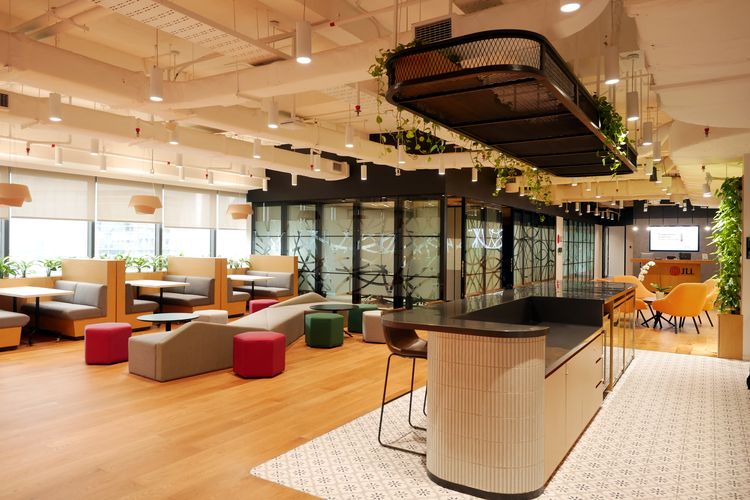 Kantor JLL Indonesia di Gedung Bursa Efek Indonesia, Jakarta, dianugerahi sertifikasi Leadership in Energy and Environmental Design (LEED) dengan kategori emas arau gold.