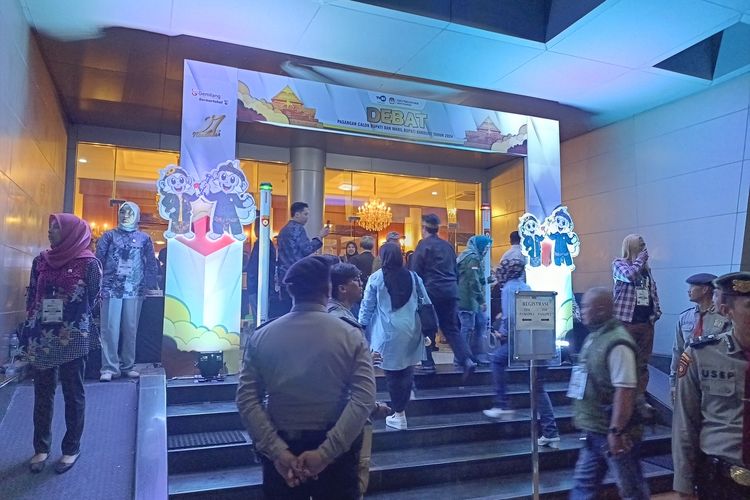 Kondisi di dalam dan di luar Hotel Sutanraja, Soreang, Kabupaten Bandung, Jawa Barat, yang menjadi lokasi debat perdana pasangan calon Bupati dan Wakil Bupati Bandung, Rabu (30/10/2024)