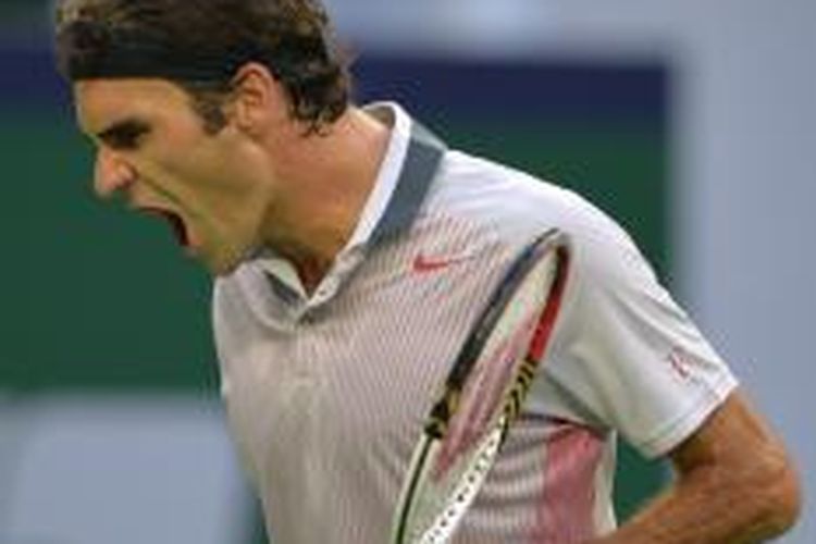 Petenis Swiss, Roger Federer, berteriak setelah meraih poin atas Gael Monfils dari Perancis, saat bertemu di babak ketiga Shanghai Masters, yang berlangsung di Shanghai, Kamis (10/10/2013). Monfils menang 6-4, 6-7, 6-3. 