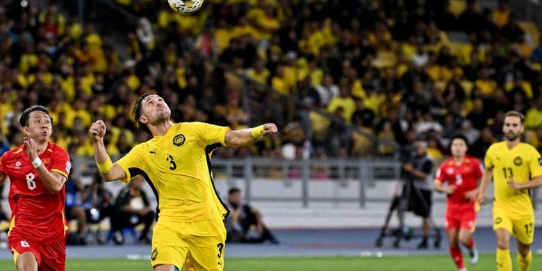 Pemain Timnas Malaysia, Facundo Tomas Garces, menjadi salah satu pemain naturalisasi bermasalah yang turun dalam laga Malaysia vs Vietnam di putaran ketiga Kualifikasi Piala Asia 2027 pada 10 Juni 2025.(Photo by Mohd RASFAN / AFP)