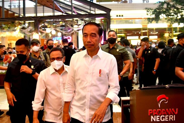 Presiden Joko Widodo saat mengunjungi Mal Kota Kasablanka, Kamis (12/1/2023).