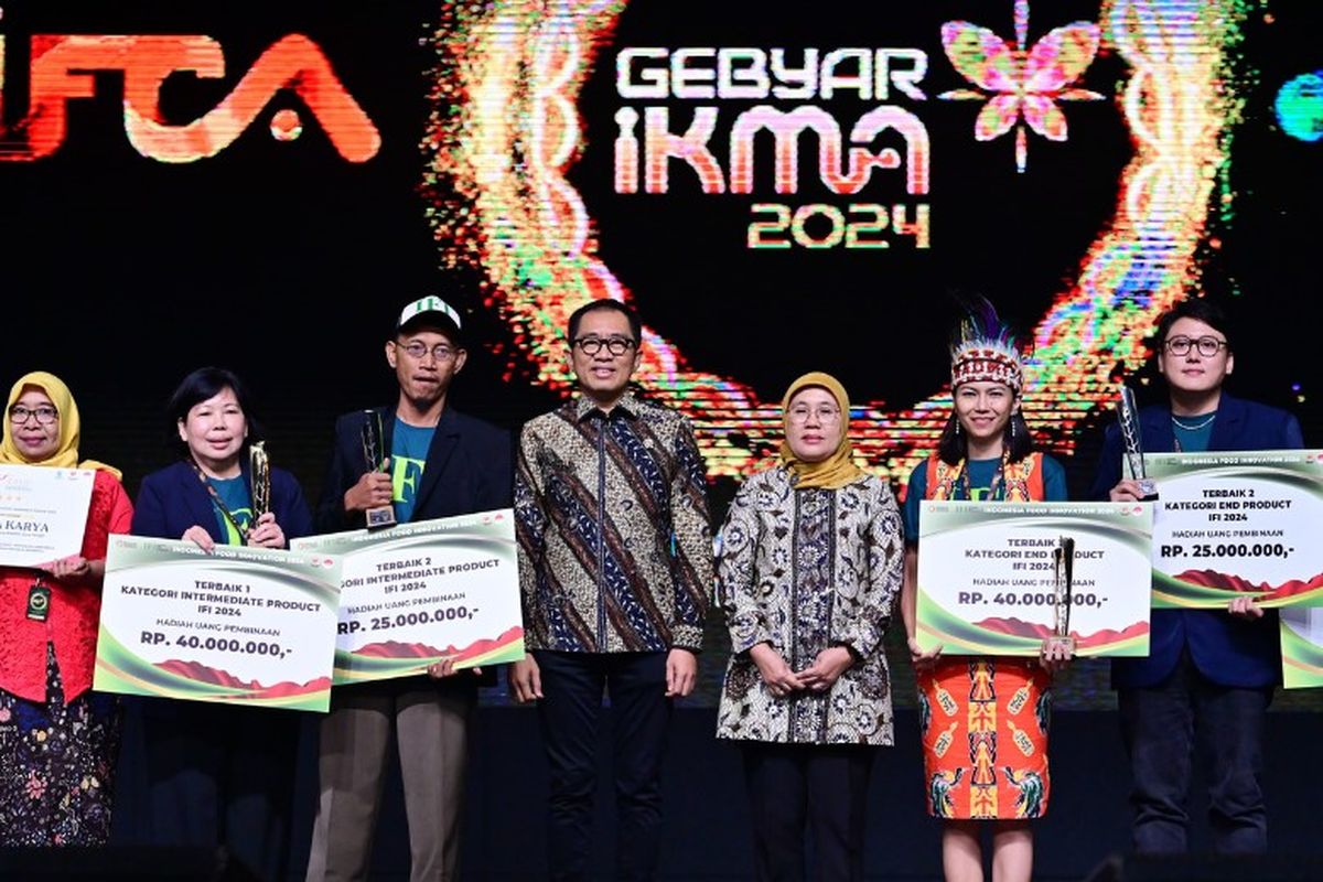 Pemberian penghargaan oleh Kemenperin dan Ditjen IKMA kepada para IKM di acara Awarding Gebyar IKMA 2024 di Mall Kota Kasablanka, Jakarta, Kamis (14/11/2024). 