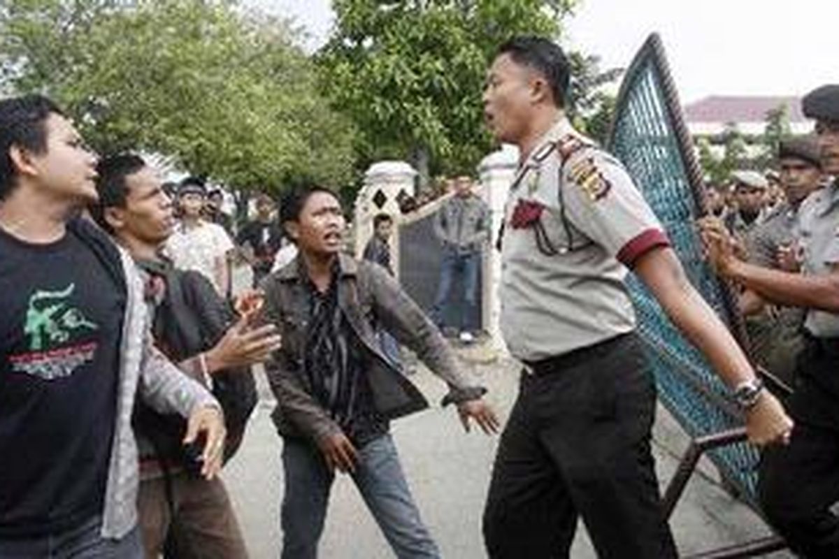 Sejumlah mahasiswa yang tergabung dalam Solidaritas Mahasiswa Anti Kekerasan bentrok dengan aparat kepolisian dan Satuan Polisi Pamong Praja saat melancarkan unjuk rasa di Gedung Dewan Perwakilan Rakyat Aceh, Banda Aceh, Rabu (23/2/2011). Mahasiswa menuntut agar seorang anggota DPRA segera diadili karena melakukan kekerasan terhadap mahasiswa.
