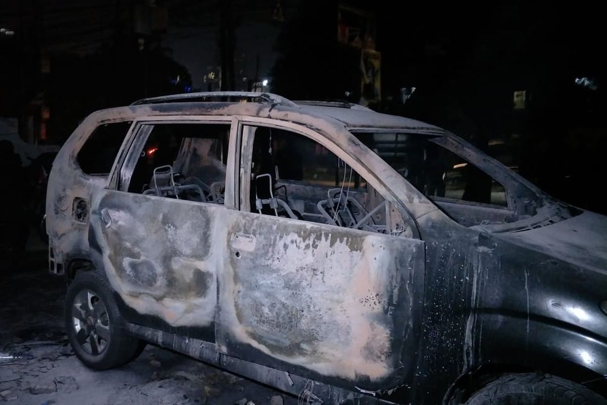 Sebuah mobil yang terparkir dekat Polsek Metro Tanah Abang dibakar massa pada Senin (30/9/2019) malam.