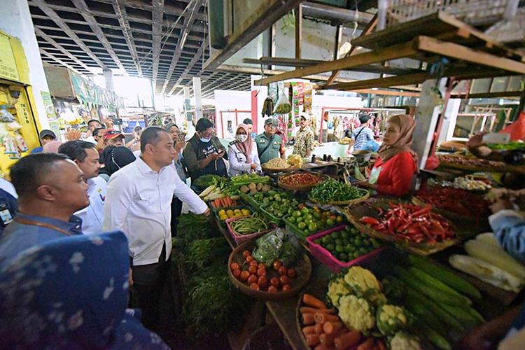 Wali Kota Surabaya Eri Cahyadi melakukan pemantauan harga barang pokok di sejumlah pasar di Surabaya