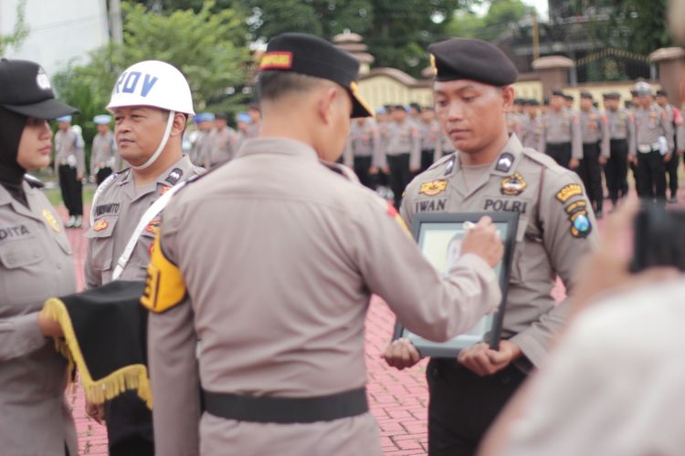 Seorang polisi di Kabupaten Sumenep, Jawa Timur, berinisial Bripka W disanksi pemecatan tidak dengan hormat (PTDH) usai terbukti selingkuh dan menelantarkan anak dan istrinya, Senin (29/4/2024). 