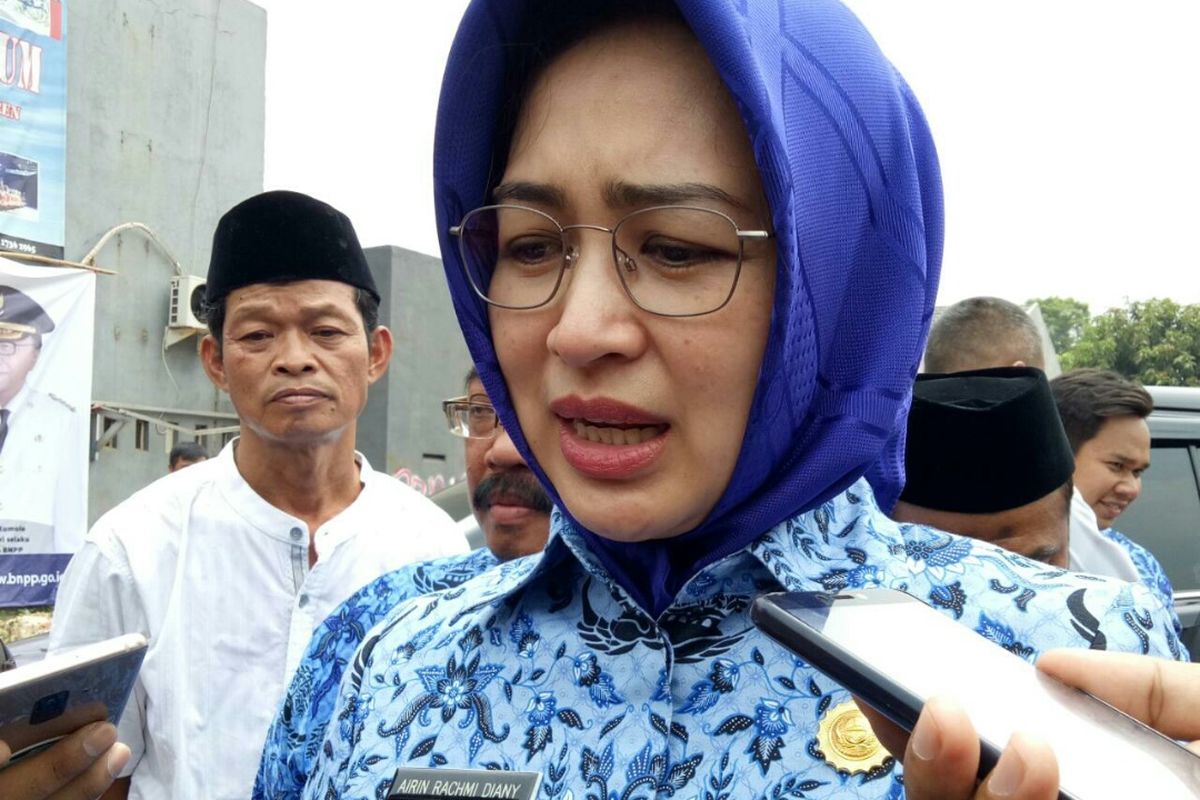 Wali Kota Tangerang Selatan, Airin Rachmi Diany, selepas mendampingi Menteri Dalam Negeri, Tjahyo Kumolo menghadiri acara HUT ke-9 Badan Nasional Pengelola Perbatasan (BNPP) di Pesantren Bahrul Ulum, Jalan Pesantren, Parigi Baru, Pondok Aren, Tangsel, Selasa (17/9/2019).