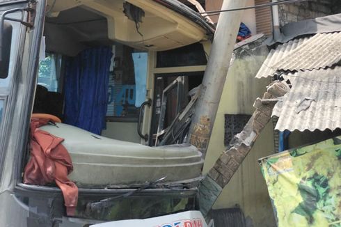 Rem Blong, Bus Tabrak Tiang Listrik dan Warung di Lamongan