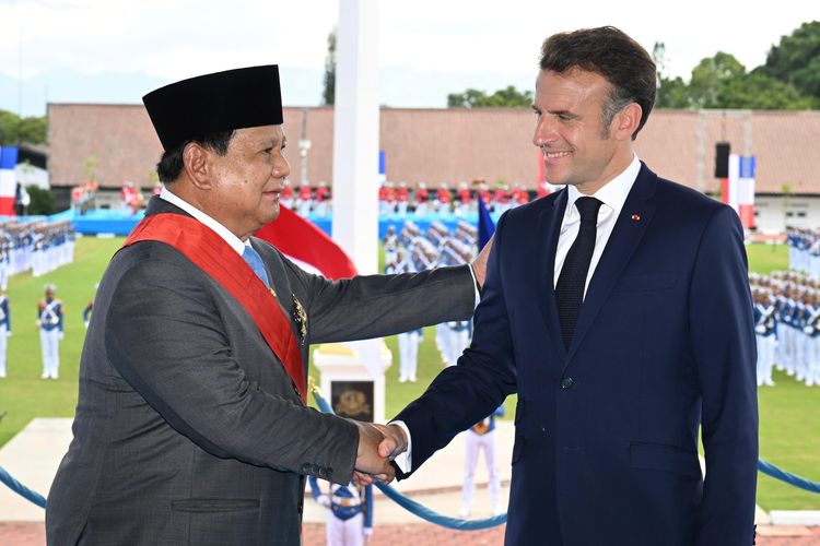 Presiden Perancis Emmanuel Macron (kanan) dan Presiden Prabowo Subianto (kiri) mengikuti upacara penyambutan saat berkunjung ke Akademi Militer di Magelang, Jawa Tengah, Kamis (29/5/2025).