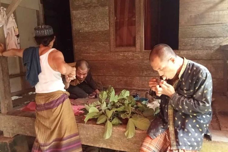 Satu keluarga di Kabupaten Lebak, Provinsi Banten mengalami kelumpuhan kaki. Mereka hidup dari belas kasihan tetangga.