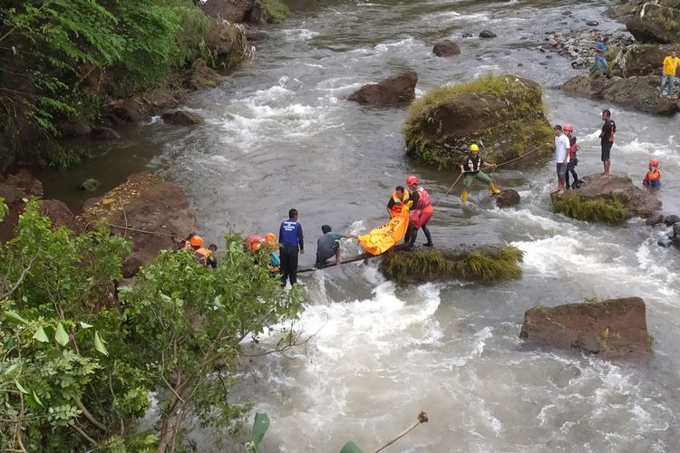 Evakuasi korban tetimbun longsor akibat tebing tergerus banjir Sungai Pelus, Kelurahan Arcawinangun, Kecamatan Purwokerto Timur, Kabupaten Banyumas, Jawa Tengah, Selasa (20/9/2022) pagi.