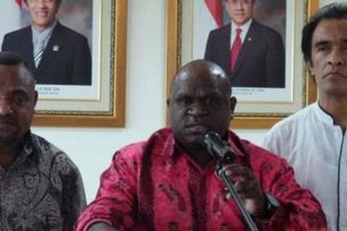 Dewan Pimpinan Daerah bersama dengan Komnas HAM dan DPRD Papua Barat melakukan jumpa pers menyikapi kasus   penembakkan TNI dan warga sipil di Puncak Jaya. (Dari kiri ke kanan) Wakil Ketua DPRD Papua Barat Jimmy Demianus Ijie, Komisioner Komnas HAM Natalius Pigai, dan Wakil Ketua DPD La Ode Ida.