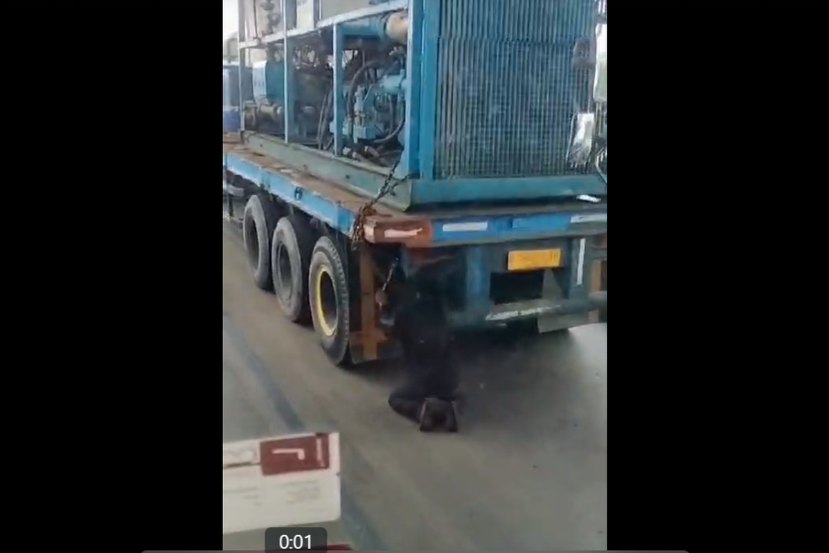 Cuplikan video Asmoro di Tanjung yang sedang mencoba mencuri rantai truk
