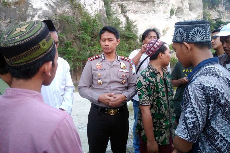 Kapolres Gresik AKBP Boro Windu Danandito (tengah) saat memberikan himbauan kepada warga, usai kejadian siswa MTs Mambaus Sholihin yang tewas tenggelam, Kamis (18/5/2017).