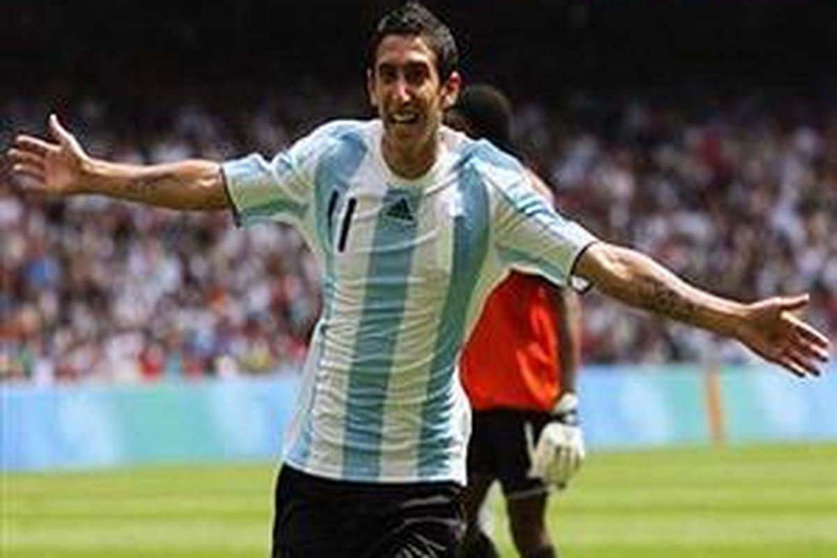 Gelandang Argentina, Angel Di Maria merayakan golnya ke gawang Nigeria dalam final sepak bola putra Olimpiade Beijing, Sabtu (23/8). Argentina menang 1-0 dan mempertahankan emas.