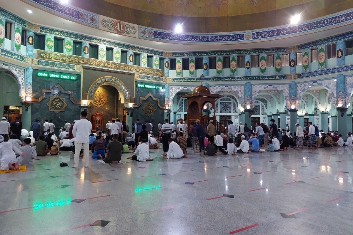 Jamaah di Masjid Raya Al-Azhom, Kota Tangerang melangsungkan salat tarawih untuk pertama kalinya pada Senin (12/4/2021), usai pemerintah menetapkan hari pertama bulan Ramadhan 2021 jatuh pada Selasa (13/4/2021).