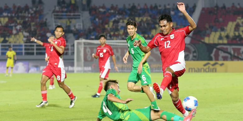 Pemain Timnas U23 Indonesia Frengky Deaner Missa melewati pemain Makau saat laga kedua grup J Kualifikasi Piala Asia U23 2026 yang berakhir dengan skor 5-0 di Stadion Gelora Delta Sidoarjo, Jawa Timur, Sabtu (6/9/2025) malam.