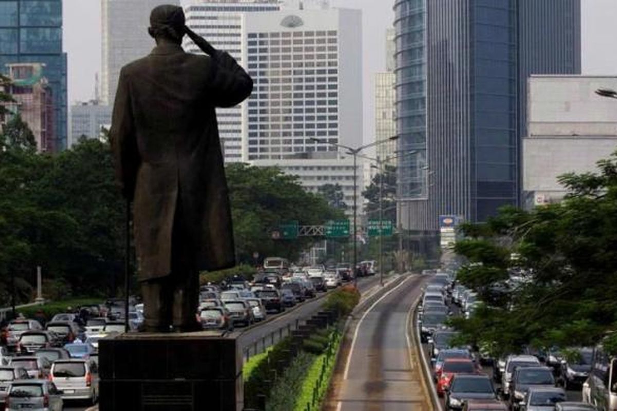 Kemacetan lalu lintas di Jalan Sudirman, Jakarta, Kamis (01/10/2012). Guburnur DKI Jakarta, Joko Widodo berencana mengatasi kemacetan Jakarta dengan menyiapkan infrastruktur MRT, monorel, busway, serta pajak parkir dan pajak beli mobil yang tinggi.