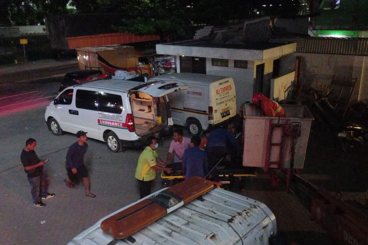 Penyelamatan pekerja yang pingsan di atas papan reklame depan Masjid Ahmad Dahlan, dekat Terminal Bunder, Desa Dahanrejo, Kecamatan Kebomas, Gresik, Jawa Timur.