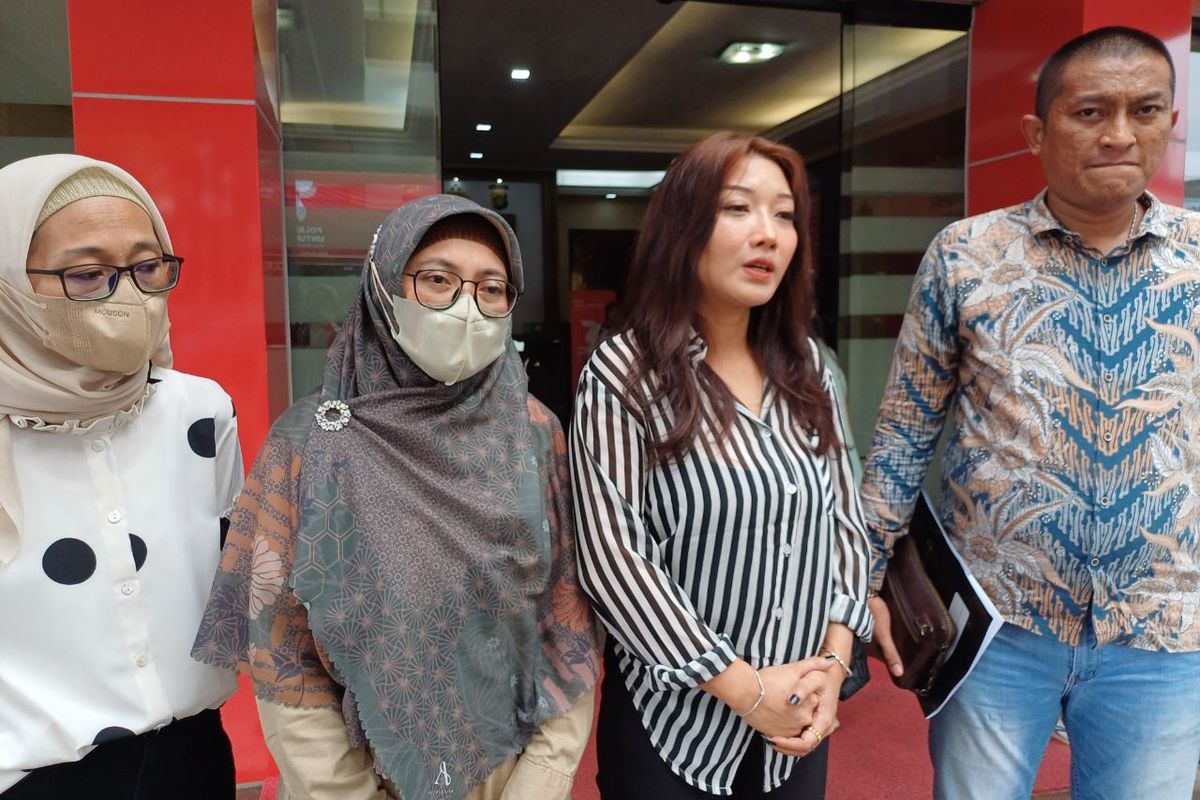 Kuasa hukum istri sah Bukhori Yusuf, Roberto Sihotang (pojok kanan), saat menemani RKD (53) ketika dimintai keterangan di Polres Metro Jakarta Selatan, Kamis (6/7/2023).