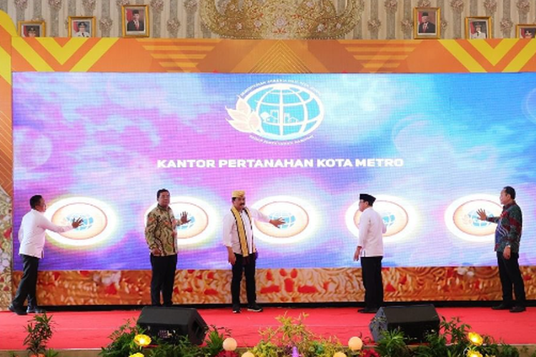 Kota Metro di Provinsi Lampung diresmikan sebagai Kota Lengkap pada Kamis (26/10/2023). Peresmian dilakukan langsung oleh Menteri ATR/Kepala BPN, Hadi Tjahjanto. 

