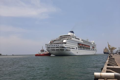 Kapal Pesiar MV Colombus Turunkan 1.044 Penumpang di Semarang