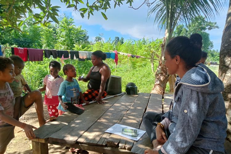 Theresia Ngutra saat mengelilingi kampung membagikan brosur penerimaan Siswa Baru, Ia menemui anak-anak di Kampung Goa Minggu (25/6/2023)